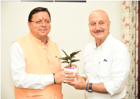 मुख्यमंत्री श्री पुष्कर सिंह धामी ने मंगलवार को मुख्यमंत्री आवास में केंद्रीय फिल्म प्रमाणन बोर्ड के अध्यक्ष श्री प्रसून जोशी तथा फिल्म अभिनेता श्री अनुपम खेर ने भेट की।